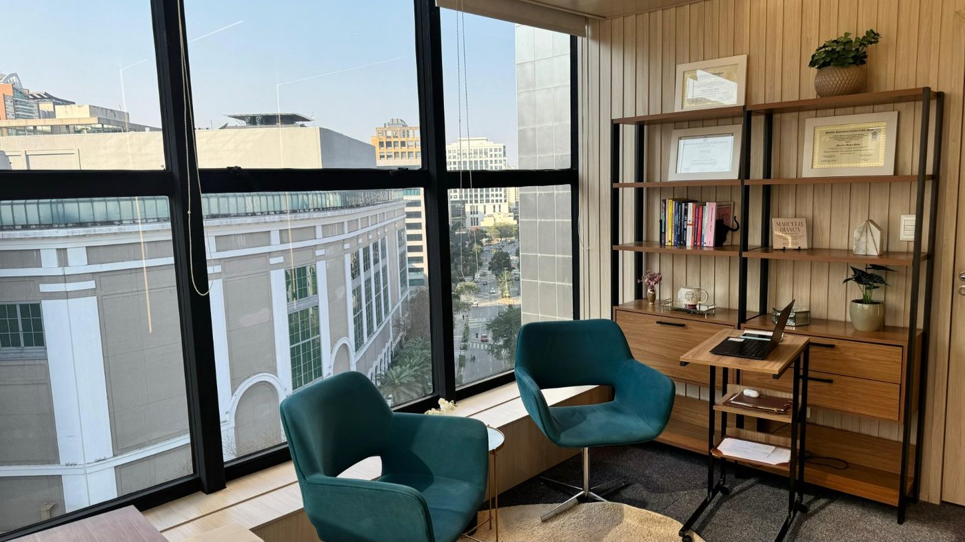Sala de atendimento com vista da cidade
